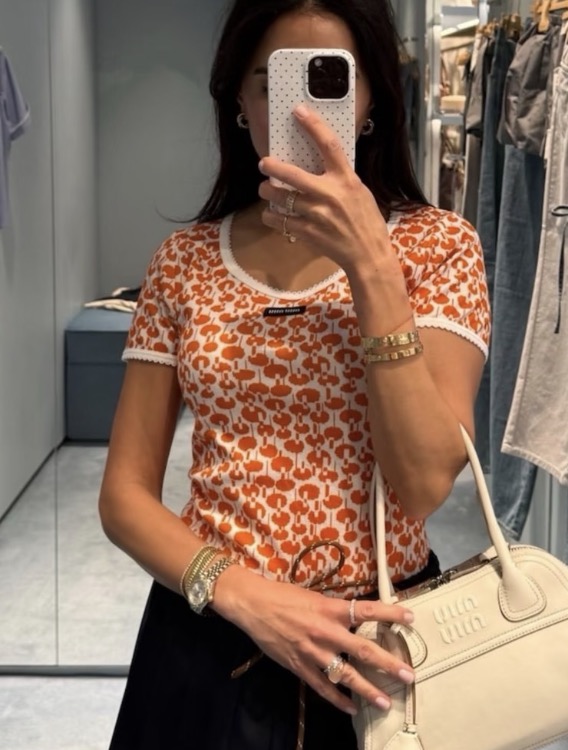 미우미우 오렌지 톤 풀 프린트 레이스 트림 반팔 티셔츠 001-232521