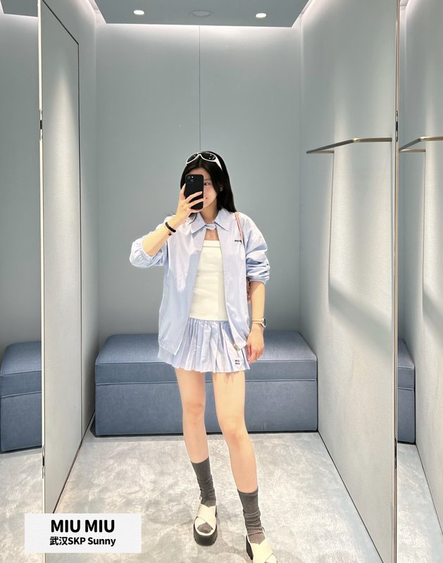 미우미우 스타일 화이트 블루 스플라이스 튜브톱 플리츠 001-232555