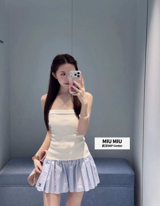 미우미우 스타일 화이트 블루 스플라이스 튜브톱 플리츠 001-232555