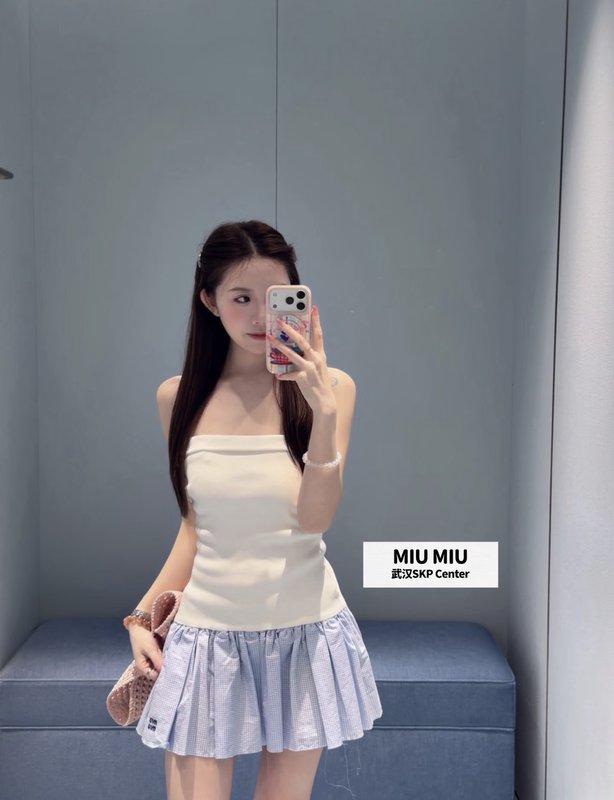 미우미우 스타일 화이트 블루 스플라이스 튜브톱 플리츠 001-232555