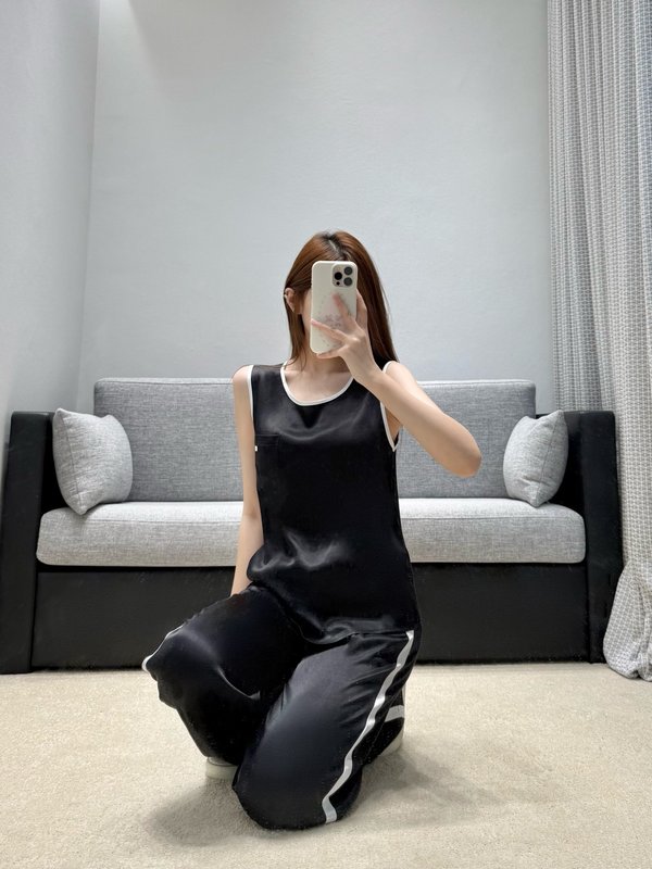 미우미우 컬러 블록 화이트 트림 민소매 조거 팬츠 세트 001-232556