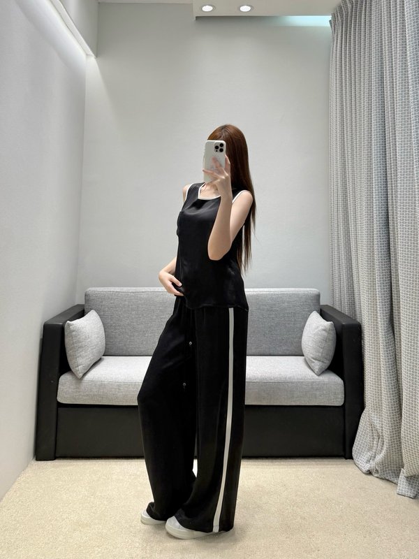 미우미우 컬러 블록 화이트 트림 민소매 조거 팬츠 세트 001-232556