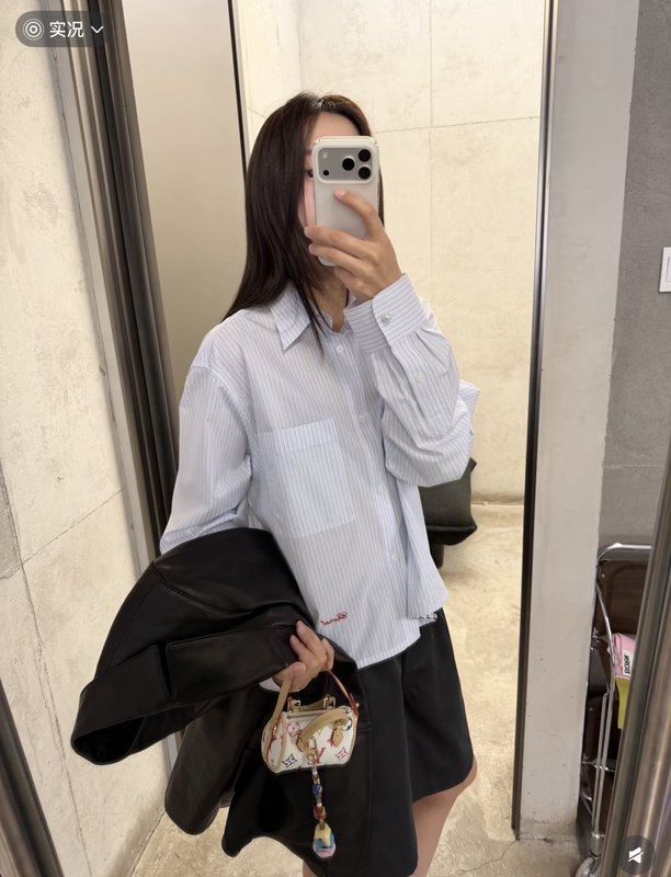 블루 화이트 스트라이프 숏 기장 자수 셔츠 001-232696