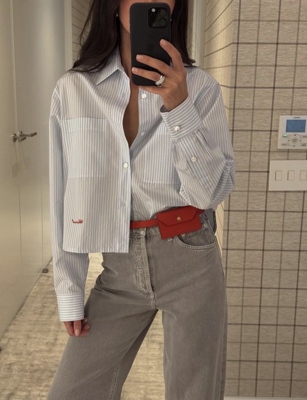 블루 화이트 스트라이프 숏 기장 자수 셔츠 001-232696