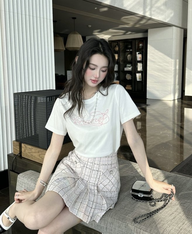 분홍색 화이트 자수 샤넬 스타일 티셔츠 001-232701