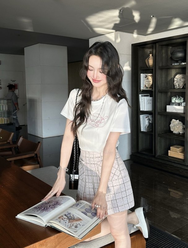 분홍색 화이트 자수 샤넬 스타일 티셔츠 001-232701