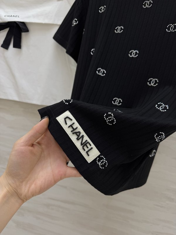 샤넬 풀 다이아몬드 더블 C 로고 티셔츠 001-232975