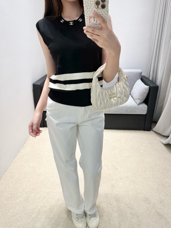 샤넬 봄여름 클래식 블랙 화이트 스트라이프 조끼 스웨터 001-233068