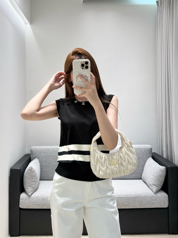 샤넬 봄여름 클래식 블랙 화이트 스트라이프 조끼 스웨터 001-233068