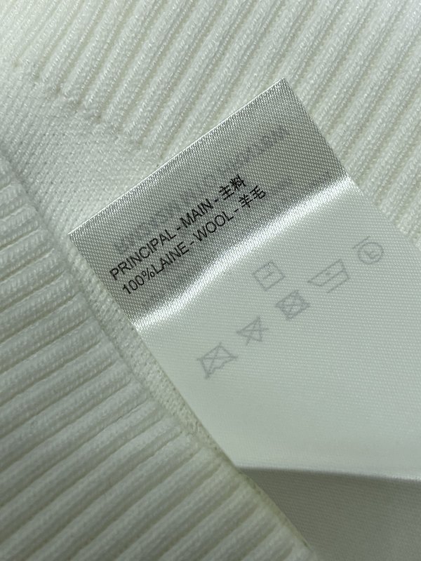 루이비통 엠블럼 라운드 니트 반팔 티셔츠 001-233206