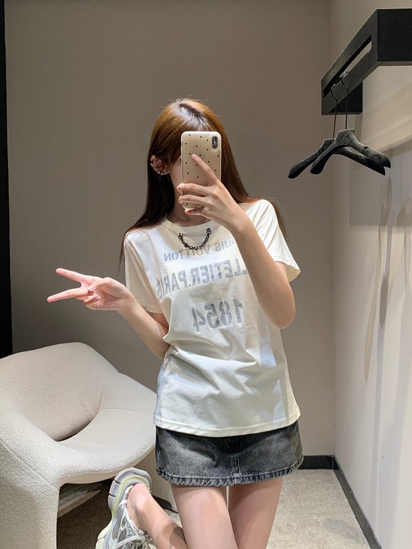 루이비통 레터 프린트 체인 라운드 티셔츠 001-233245