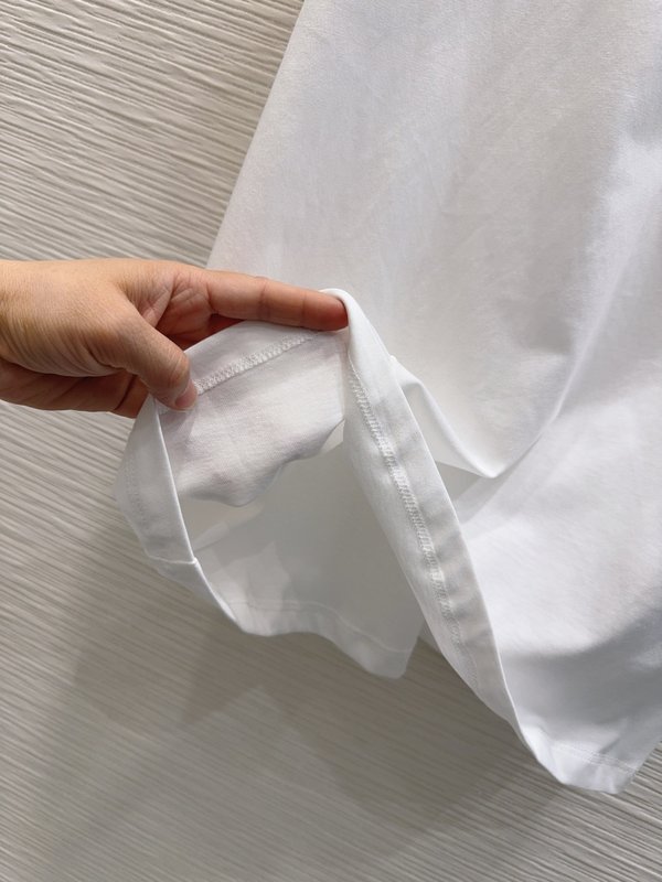 루이비통 여성 화이트 포켓 반팔 티셔츠 001-233284