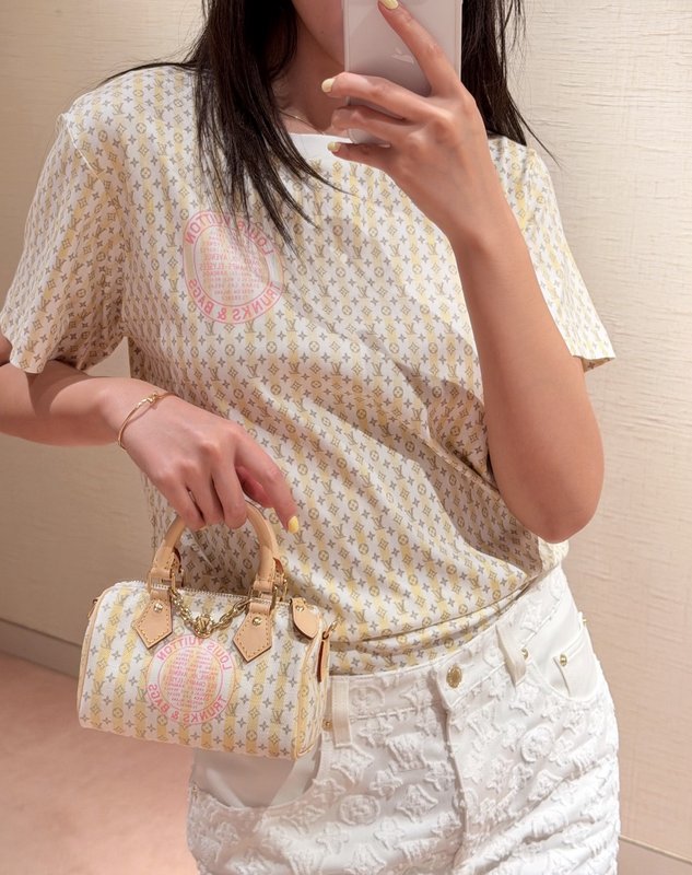 루이비통 옐로우 골드 그라데이션 모노그램 반팔 티셔츠 001-233562