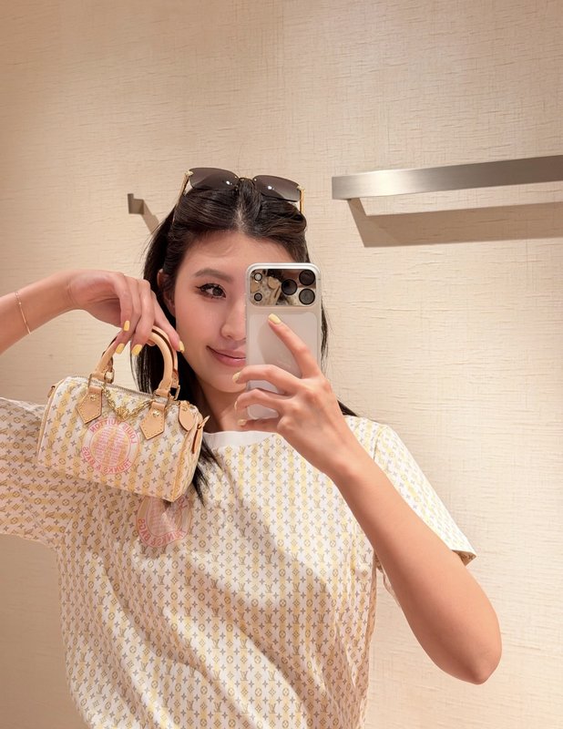 루이비통 옐로우 골드 그라데이션 모노그램 반팔 티셔츠 001-233562