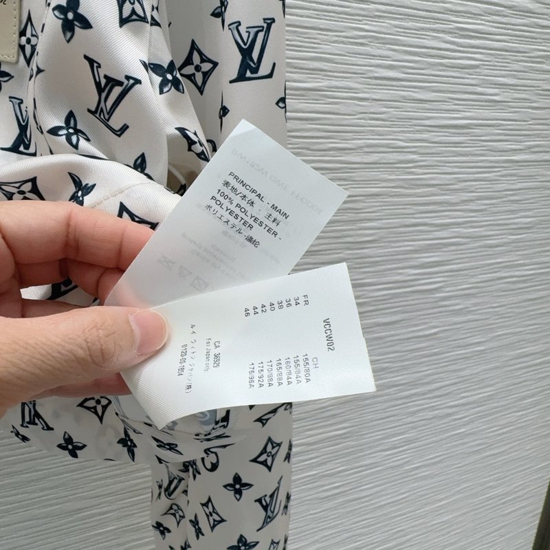 고급스러운 입체 컷팅 롱슬리브 셔츠 001-233633