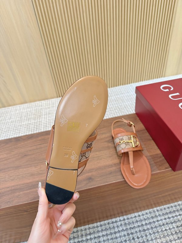 구찌 더블 G 체인 버클 가죽 플립플롭 샌들 001-233818