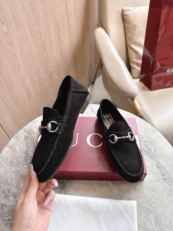 구찌 여성용 블랙 스웨이드 로퍼 001-233870