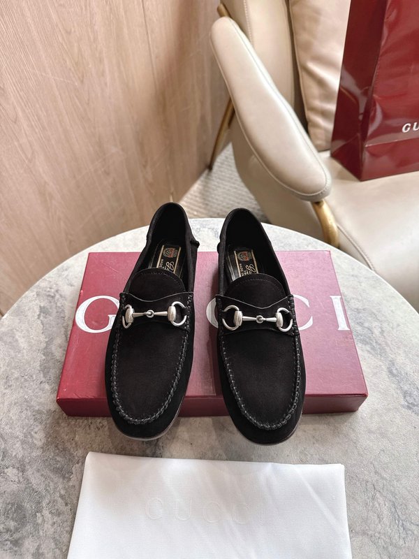 구찌 여성용 블랙 스웨이드 로퍼 001-233870