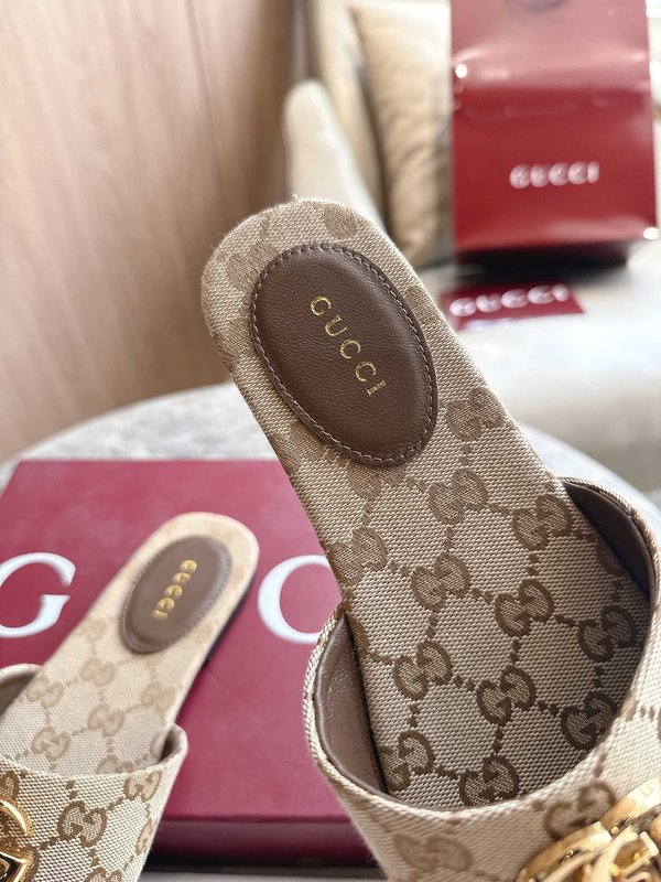 구찌 더블 G 로고 GG 캔버스 플랫 샌들 001-233957