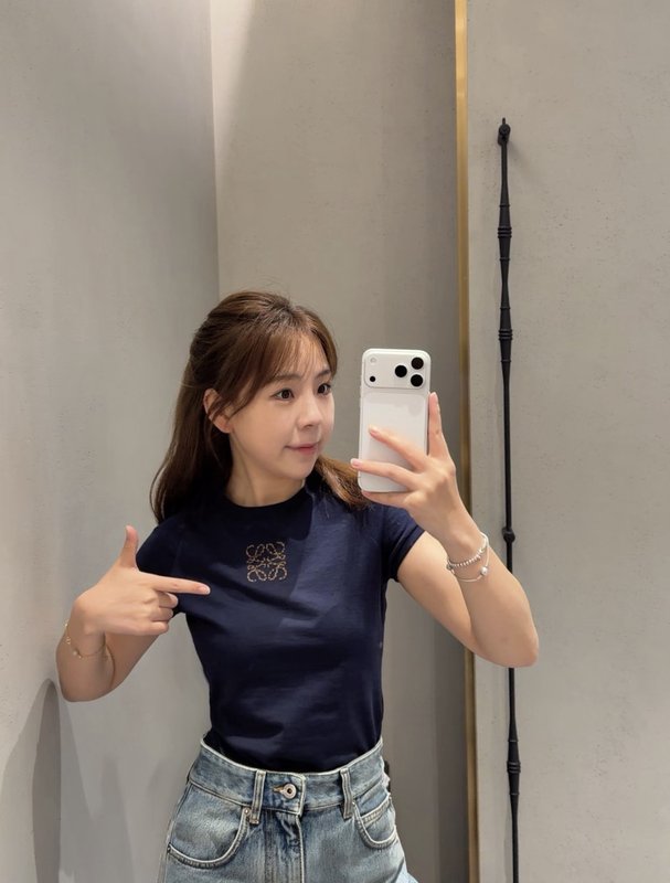 로에베 슬림핏 라운드넥 로고 자수 티셔츠 001-234090