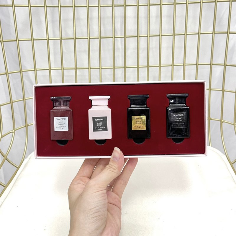 TF 한정판 핑크 박스 향수 샘플 4 종 세트 001-234570