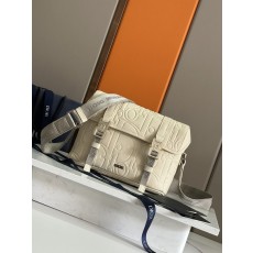 디올 남성 메신저백 플랩 엠보스드 레더 001-234885
