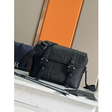 디올 남성 메신저백 플랩 엠보스드 레더 001-234925