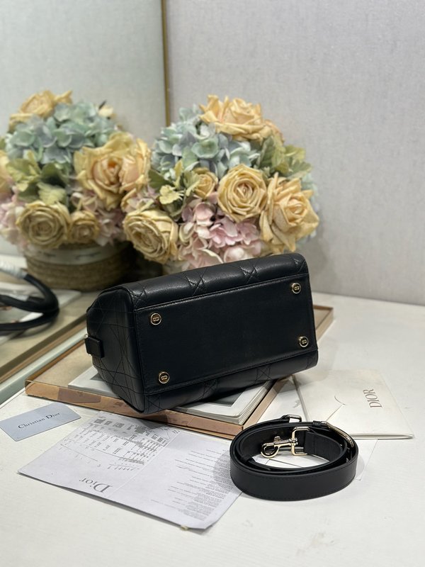 디올 신상 블랙 평직 핸드백 001-235047