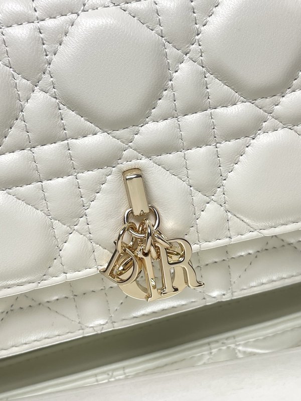 디올 화이트 양가죽 펄 클러치백 001-235057