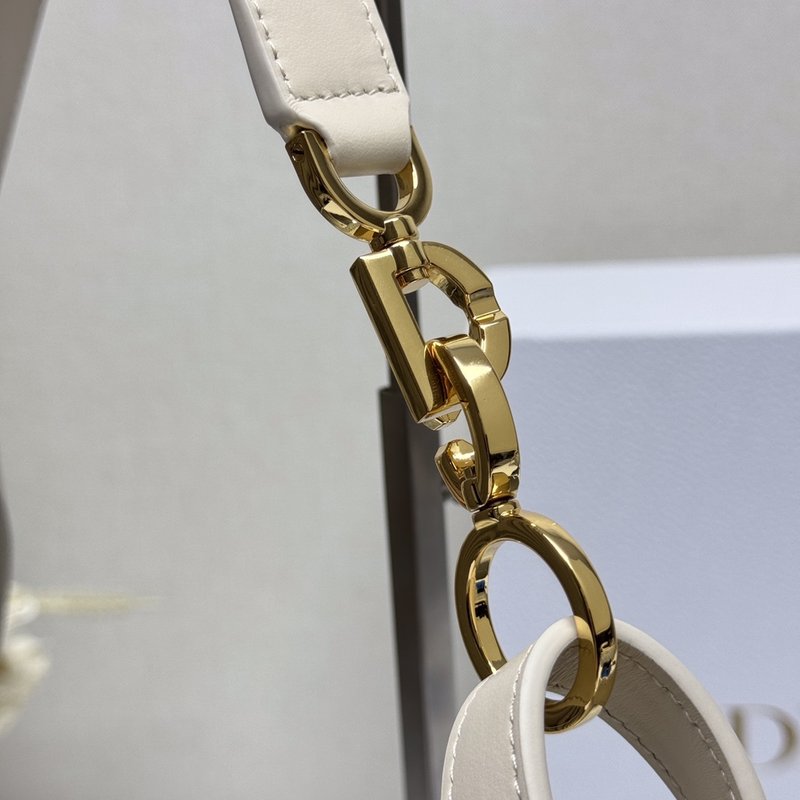 디올 저니 백 미디엄 블루 라피아 001-235083