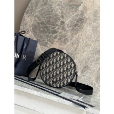 디올 남성 오블리크 프린트 라운드 메신저백 001-235107