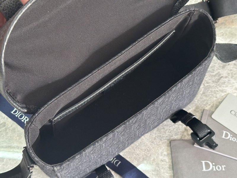 디올 블랙 엠보스 레더 메신저백 001-235110