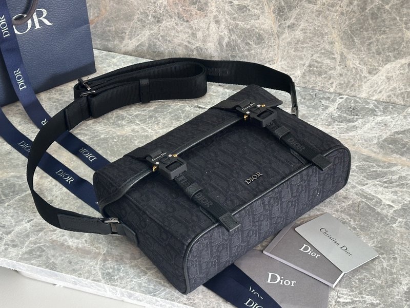 디올 블랙 엠보스 레더 메신저백 001-235110