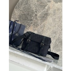 디올 블랙 엠보스 레더 메신저백 001-235110