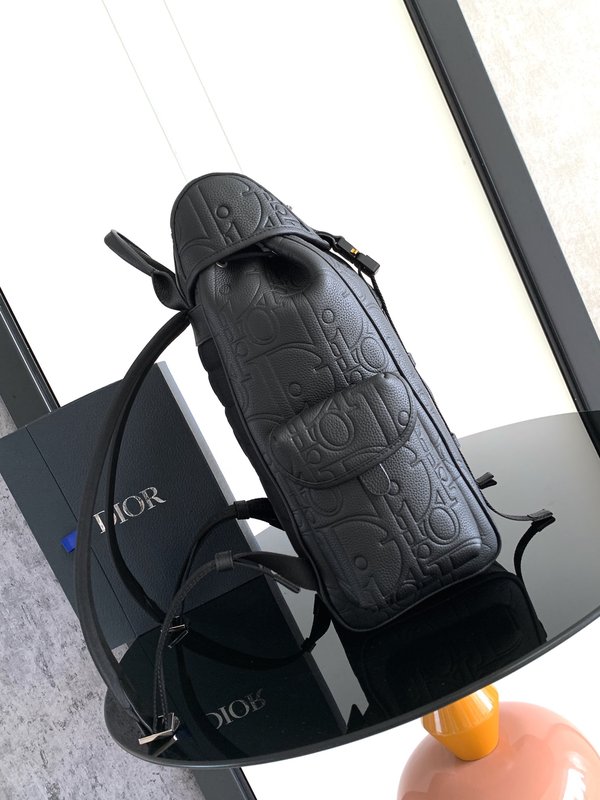 디올 히트 더 로드 블랙 엠보스드 레더 백팩 001-235132