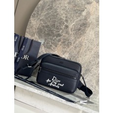 디올 콜라보 네이비 그레인드 카프스킨 메신저백 001-235143