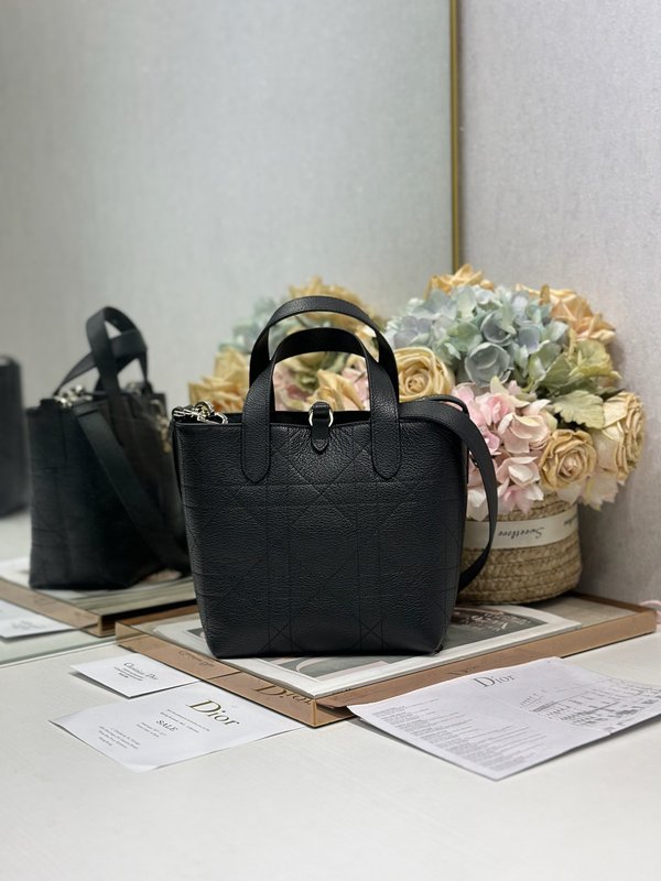 디올 블랙 고트스킨 세로형 핸드백 001-235266