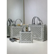 디올 클래식 쇼핑백 숄더스트랩 포함 001-235277