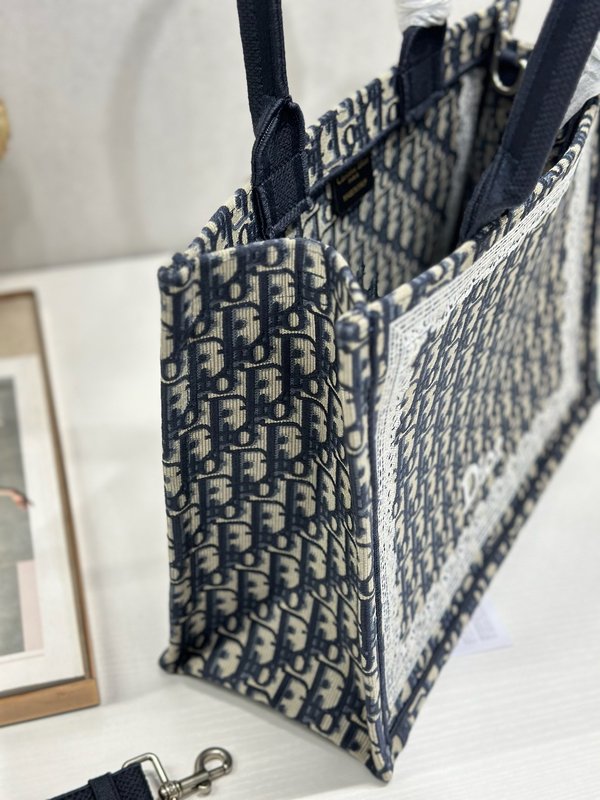 디올 블루 플라워 프레임 레터 자수 미디엄 토트백 001-235289