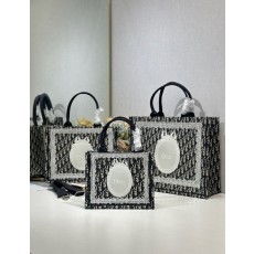 디올 클래식 쇼핑백 숄더스트랩 포함 001-235297