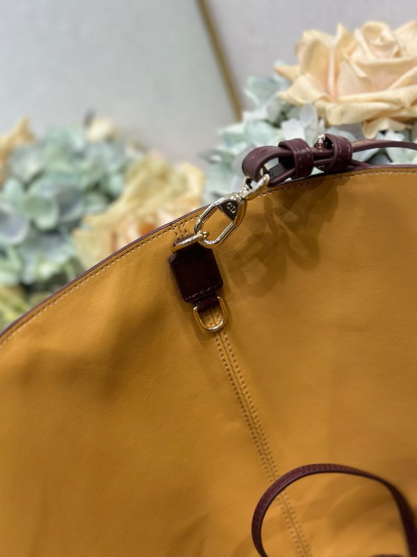 디올 투주르 버건디 주름 소 가죽 핸드백 001-235306