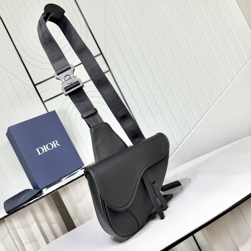 디올 블랙 그레인 카프스킨 새들백 001-235398