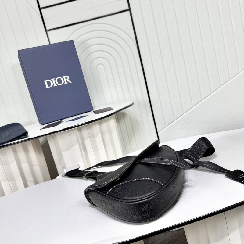 디올 블랙 그레인 가죽 새들백 001-235402