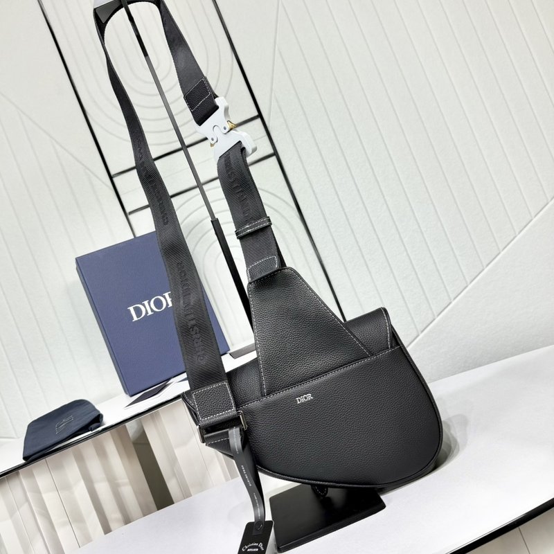 디올 블랙 그레인 가죽 새들백 001-235402