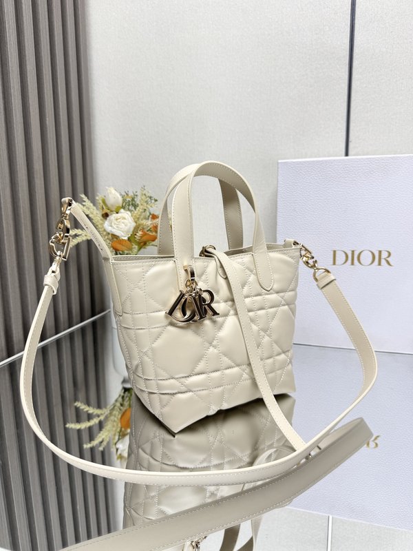 디올 아이보리 화이트 세로형 핸드백 001-235449