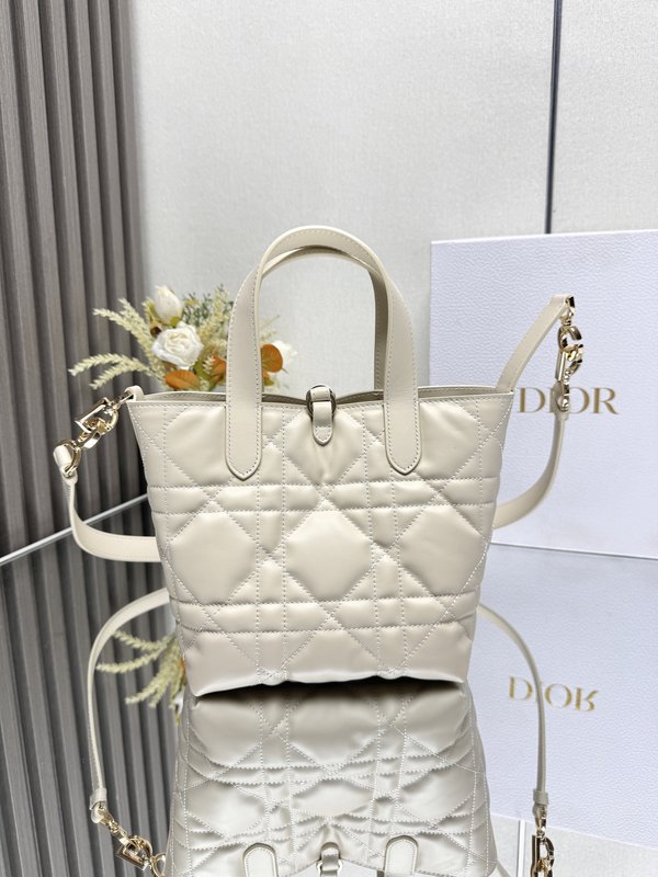 디올 아이보리 화이트 세로형 핸드백 001-235449