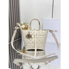 디올 아이보리 화이트 세로형 핸드백 001-235449