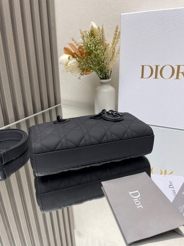 디올 미니 레이디 D-조이 매트 블랙 핸드백 001-235483