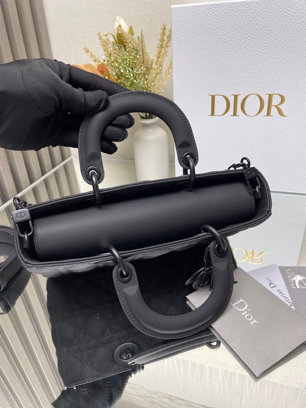 디올 마트 블랙 미디엄 핸드백 001-235484