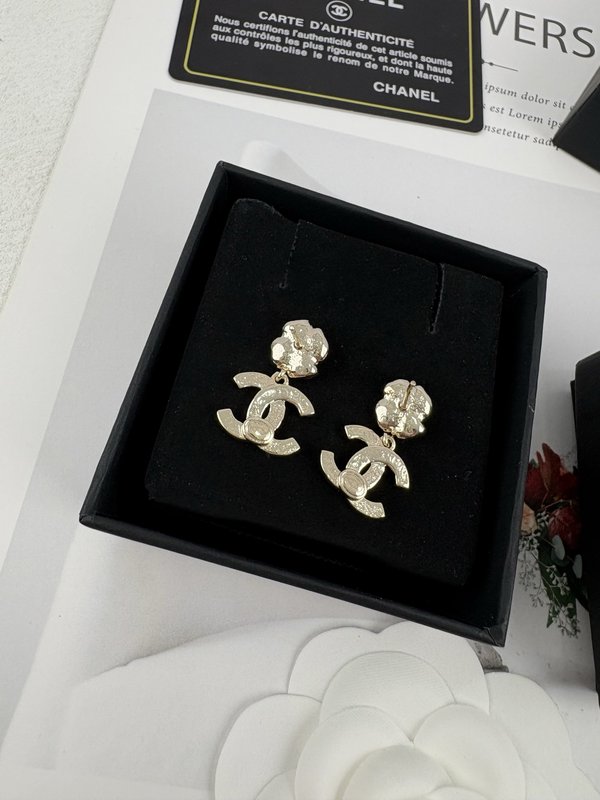 샤넬 스타일 블랙 에나멜 카멜리아 크리스털 이어링 001-235525